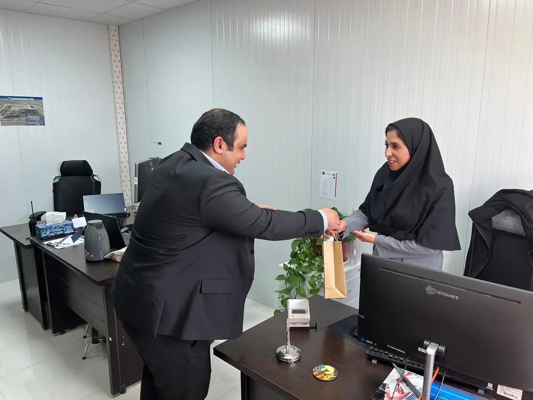 تقدیر از بانوان شرکت فولاد آلیاژی مرکزی بافق به مناسبت ولادت حضرت زهرا(س) و روز زن تقدیر از بانوان شرکت فولاد آلیاژی مرکزی بافق به مناسبت ولادت حضرت زهرا(س) و روز زن